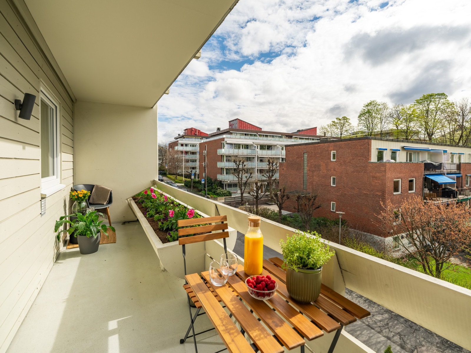 Selger kan informere om at solen titter frem ved soloppgang i øst og forsvinner bak blokken rundt kl 15:00. Galleribilde