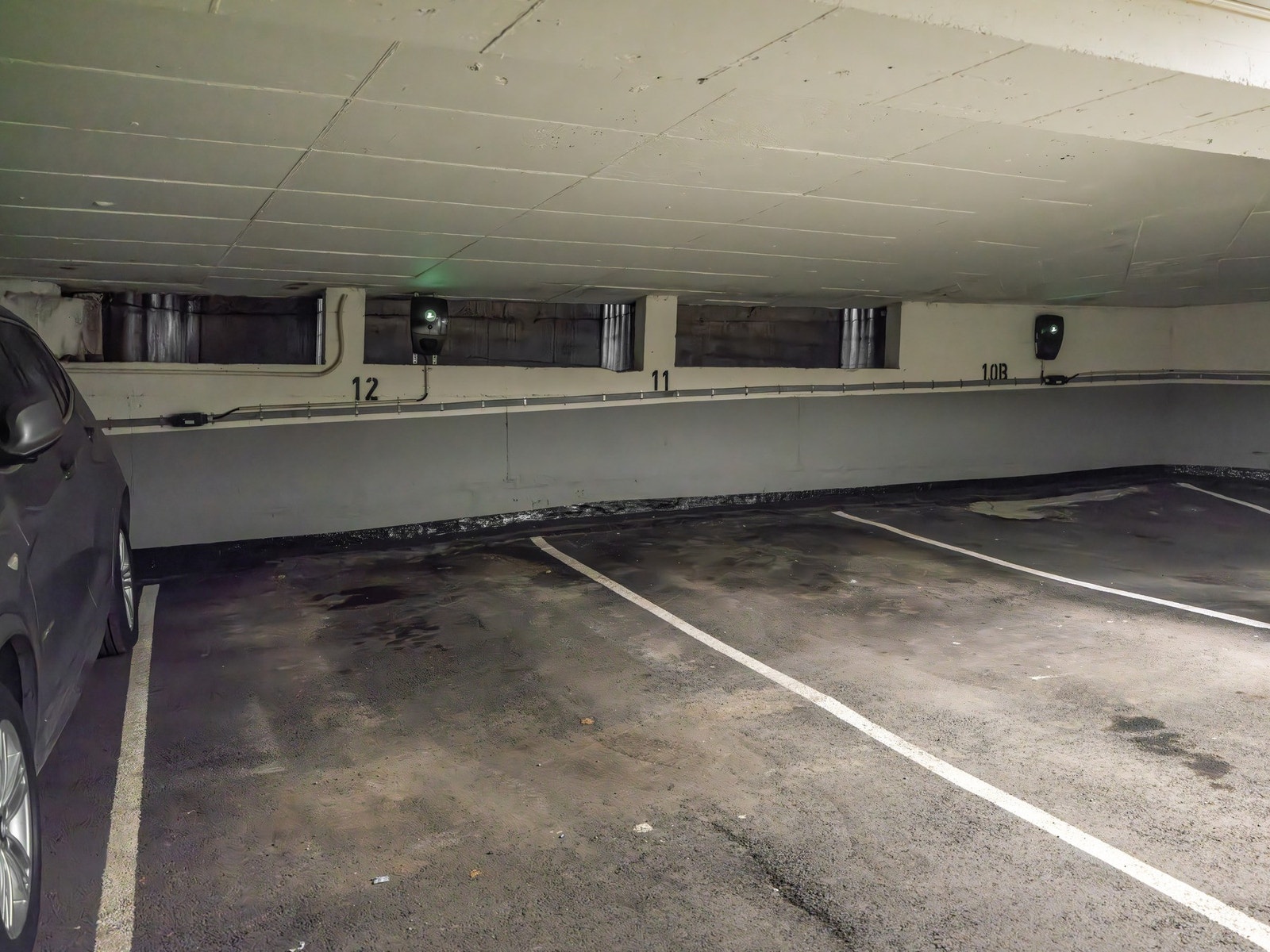 Til leiligheten følger det en garasjeplass i avlukket garasjeanlegg med el-bil lader i Olav Kyrres gate 6. Galleribilde