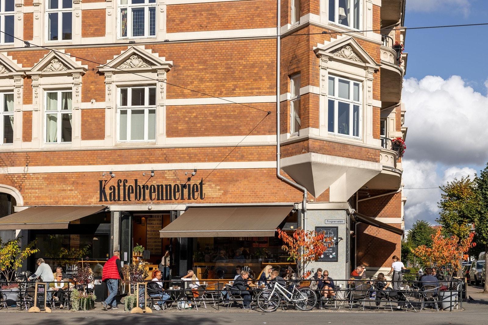 Nærområdet byr på mange kafeer og spisesteder som blant annet kaffebrenneriet. Galleribilde