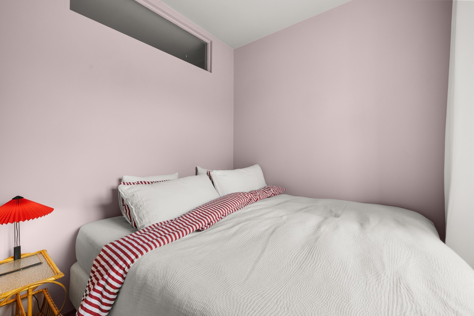 Soverom med plass til dobbeltseng og nattbord. Galleribilde