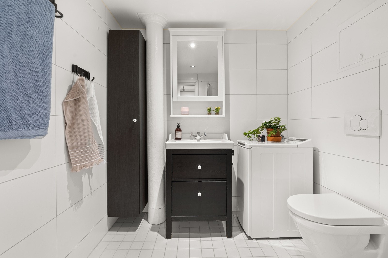 Bad er fra 2010. Fliser på gulv og vegger. Galleribilde