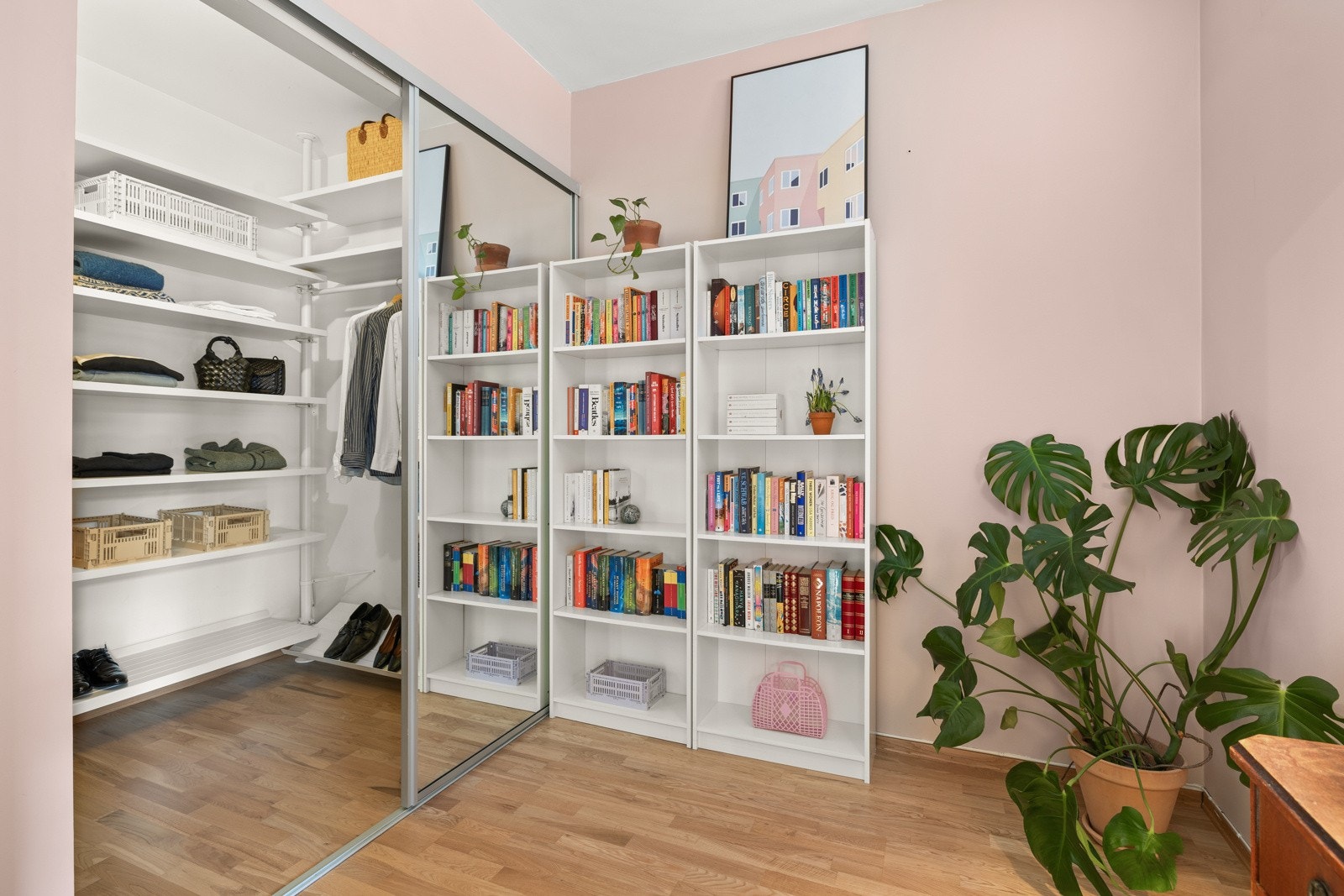 Inngang til en stor walk-in garderobe. Galleribilde