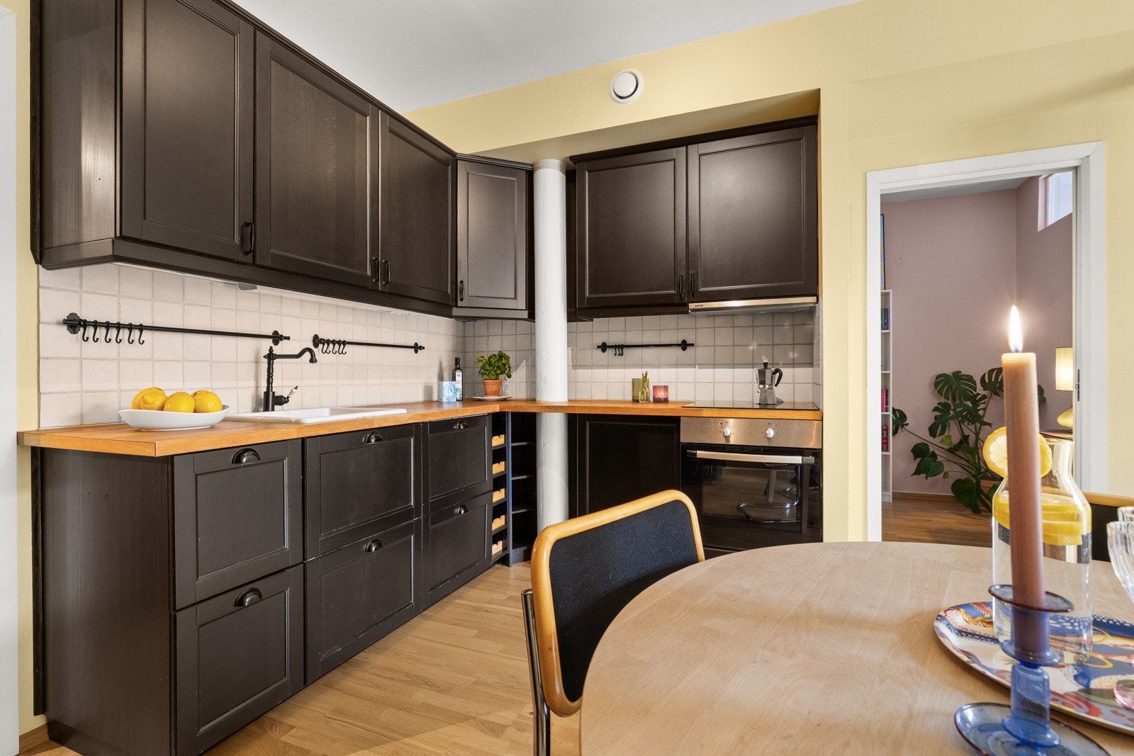 Integrert oppvaskmaskin, kjøle- og fryseskap, stekeovn, mikrobølgeovn og keramisk topp. Galleribilde