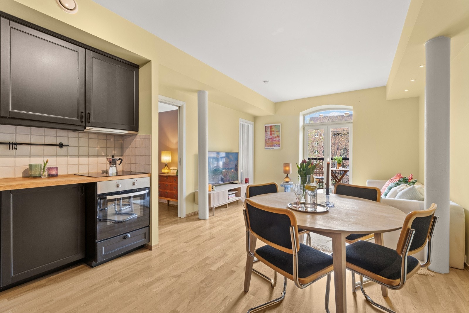 Du får god plass til å innrede med et spisebord mellom stue/kjøkken. Galleribilde