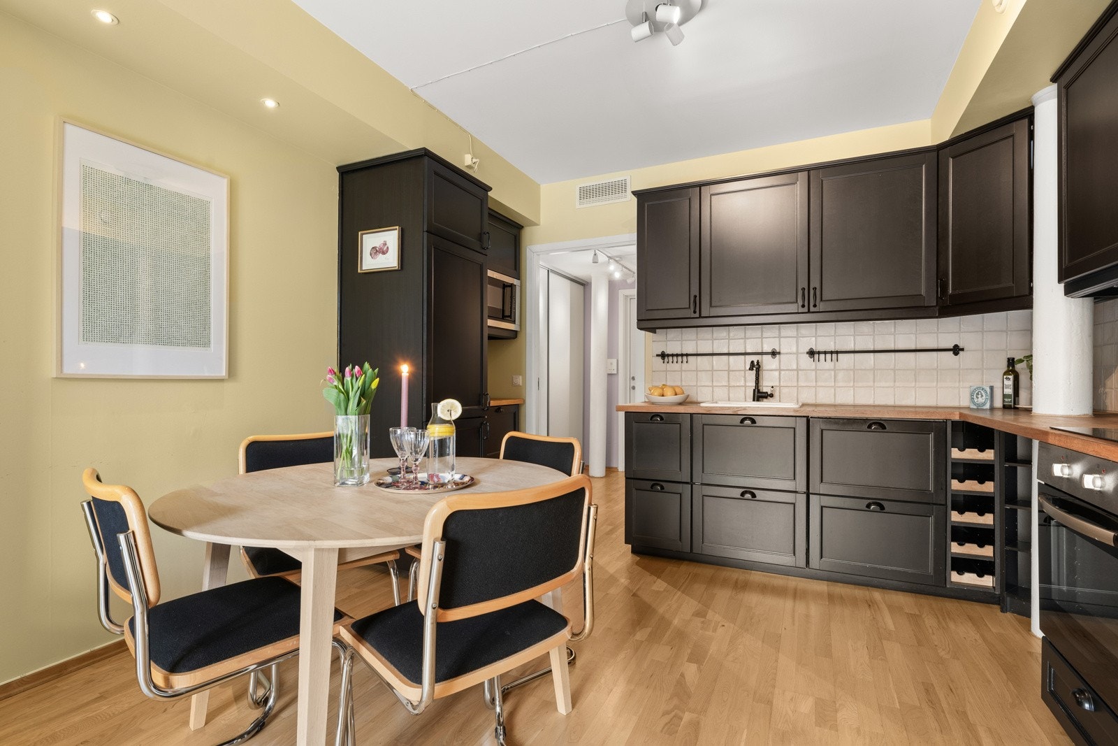 IKEA kjøkkeninnredning med profilerte fronter. Galleribilde