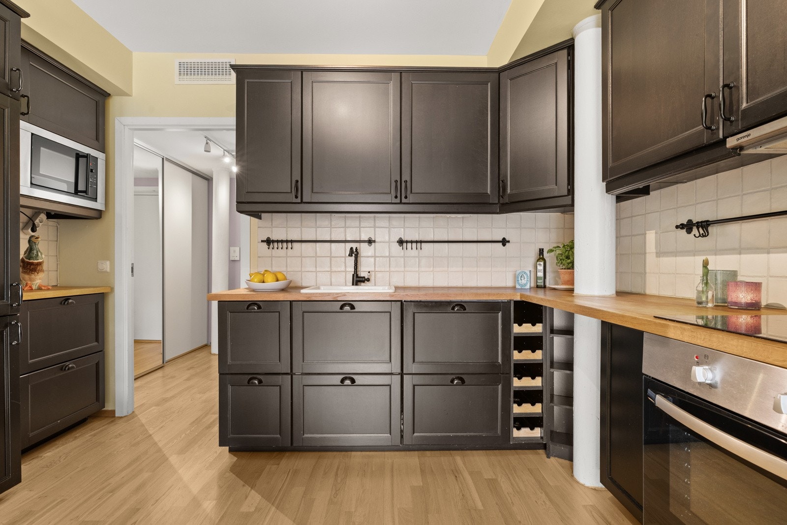 Pen kjøkkeninnredning i sosial og åpen løsning. Galleribilde