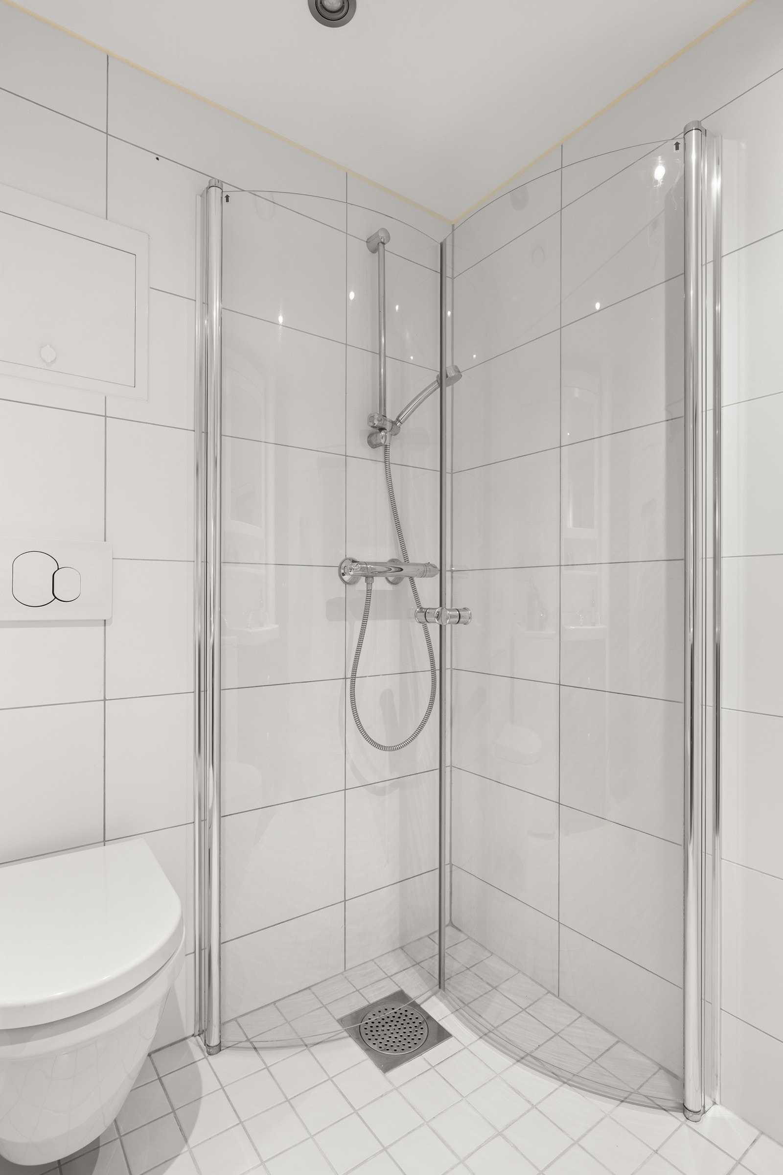 Dusjhjørne med svingbare dusjdører av herdet glass. Galleribilde