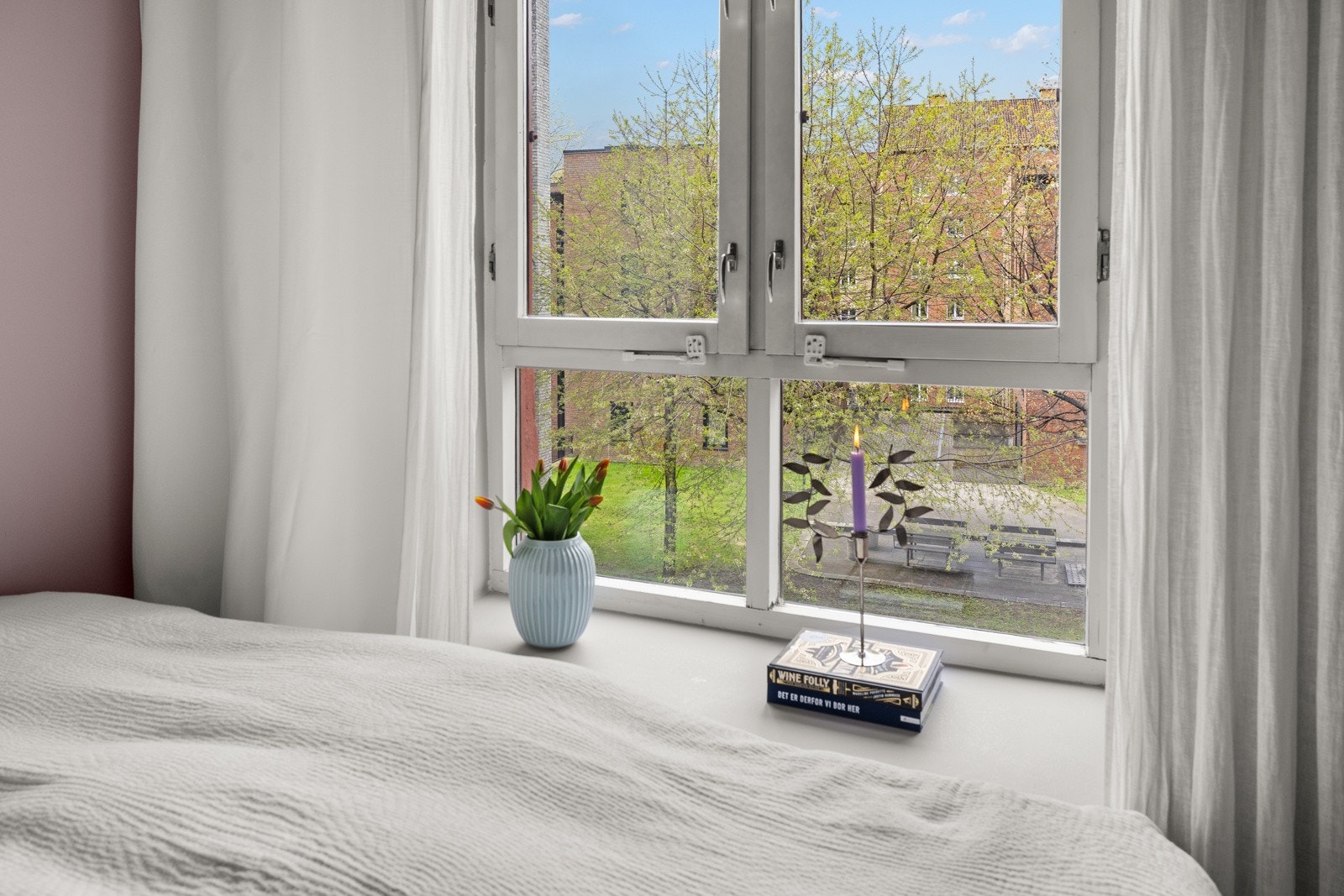 Rommet vender ut mot et rolig og delvis lukket gårdsrom. Galleribilde