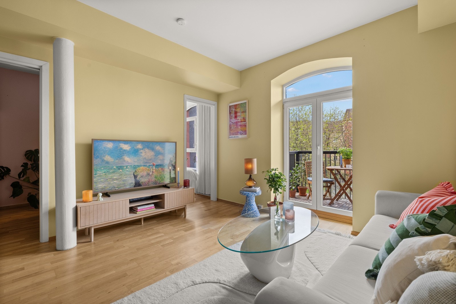 Luftig stue med gode innredningsmuligheter. Galleribilde