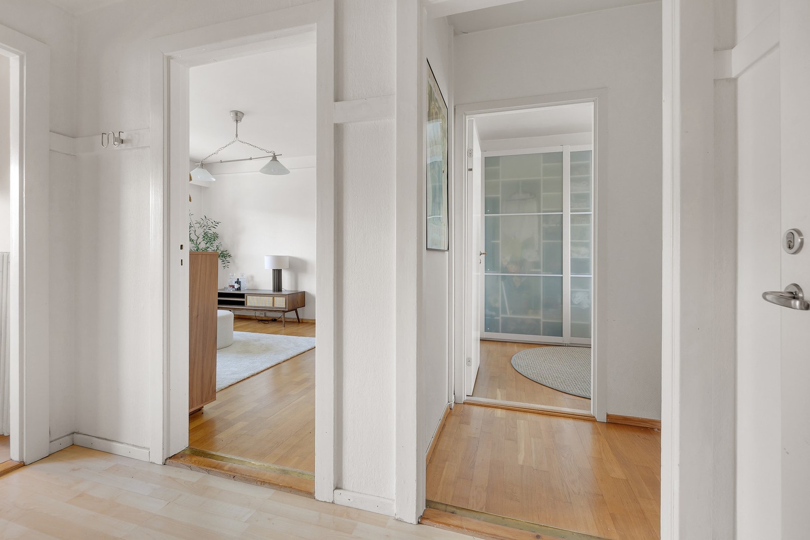 Fra entrè er det tilgang til alle rom i leiligheten. Det er lave strømkostnader, kr. 250-300,- pr. mnd. (2 personer) Galleribilde