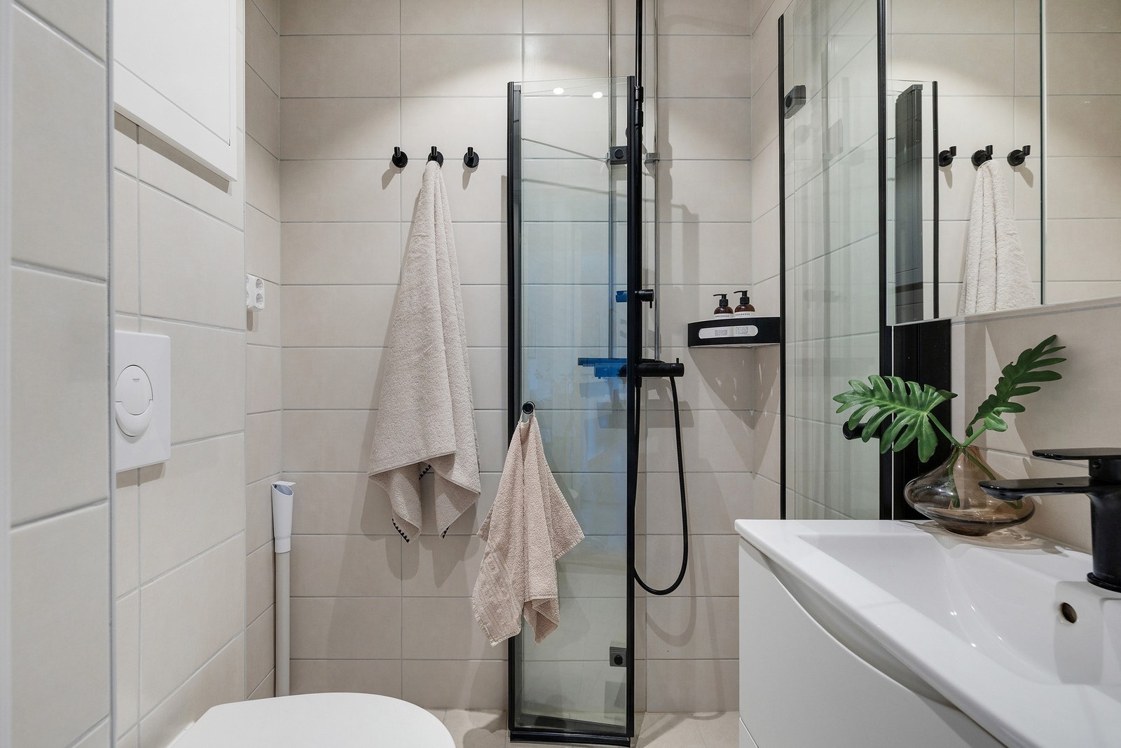 Nydelig bad som er oppusset i regi av borettslaget i 2022. Det er varmekabler i gulv, opplegg for vaskemaskin, Dusjhjørne med foldedører, regnfallsdusj m.v. Galleribilde