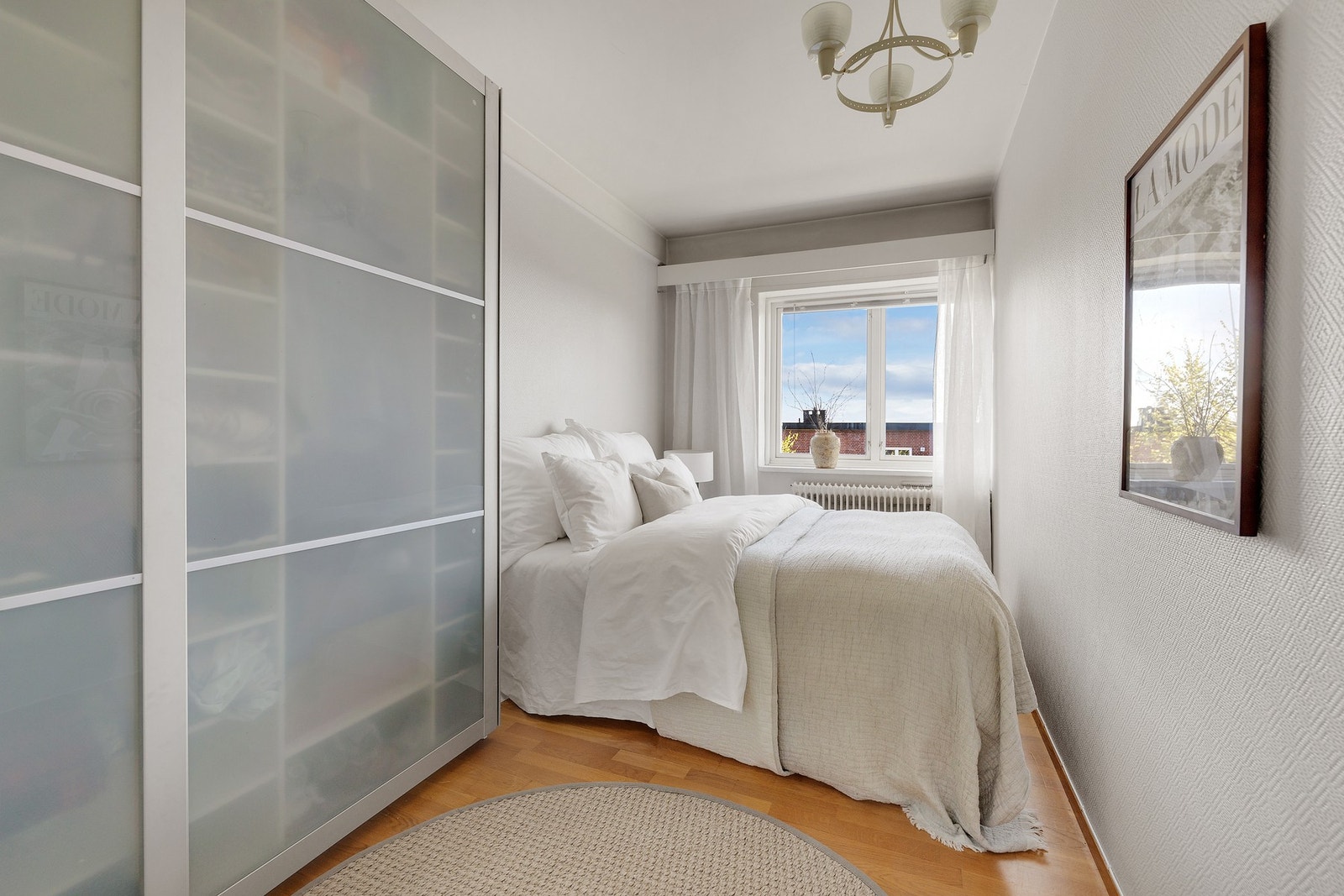 På hovedsoverommet er det romslig skyvedørsgarderobe som medfølger. Galleribilde