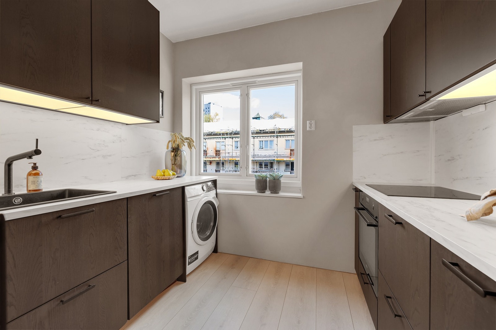 Ny kjøkkeninnredning og hvitevarer i 2022 av merke AEG. Alle hvitevarer medfølger, ikke vaskemaskin Galleribilde