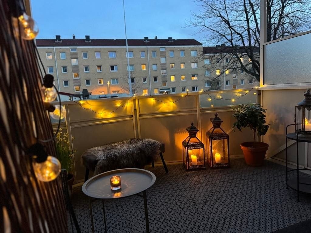 En 3-roms leilighet i høy 1.etg. i et hyggelig og sentralt område på Etterstad. Rolige sommerkvelder kan nytes alene eller sammen med andre. Galleribilde