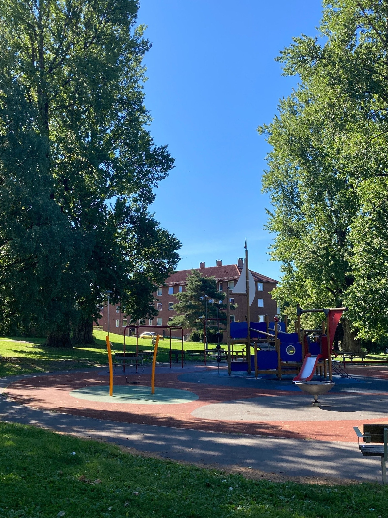 Stor lekeplass med treningsapparater i Etterstadparken noen minutter fra boligen. Galleribilde