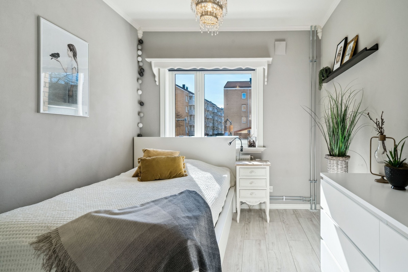 Soverom nr. 2 er av god størrelse med plass til seng og oppbevaring. Kan brukes til f.eks. barnerom, gjesterom eller kontor. Galleribilde