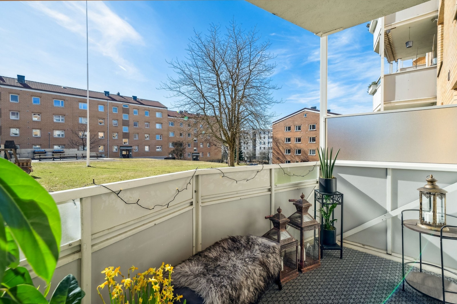 På balkongen som vender mot sørøst er det sol fra 10-18 om sommeren. Galleribilde