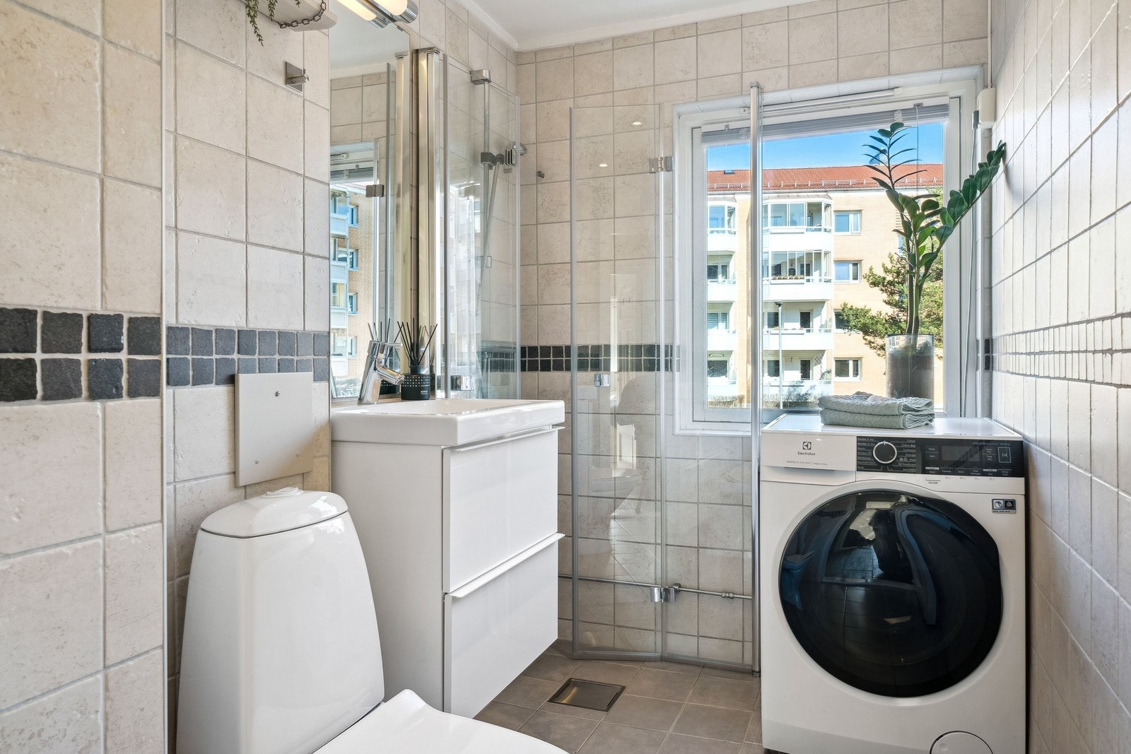 Pent flislagt bad, oppgradert i 2018. Varme i gulvet og opplegg for vaskemaskin. Downlights i tak. Vindu for ekstra lys og lufting. Galleribilde