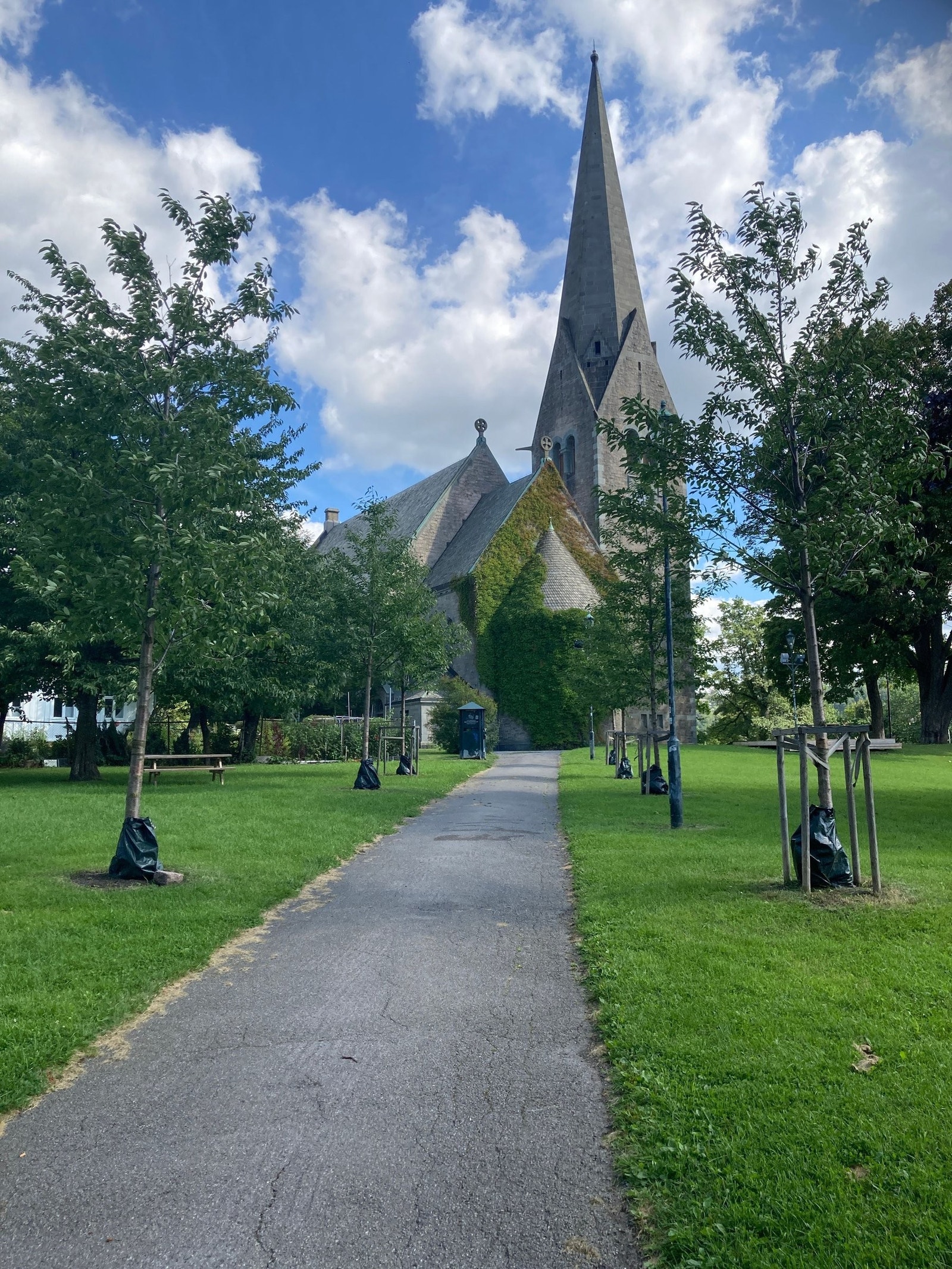Vålerenga kirke med stor fin park ligger i nærheten. Galleribilde