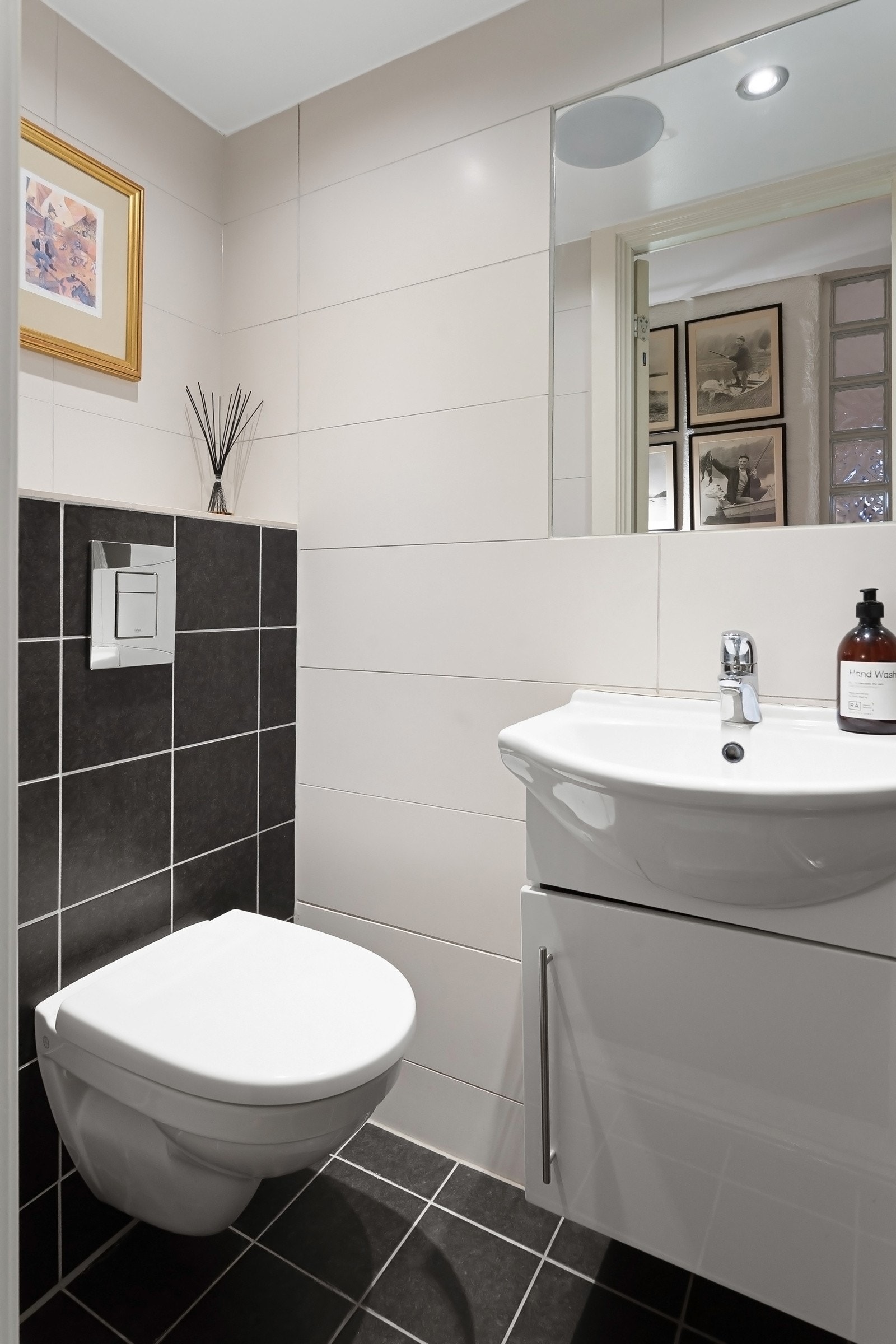 Kjelleren har to bad, det ene med inngang fra TV-stuen og det andre med inngang fra soverom med kjøkken. Galleribilde