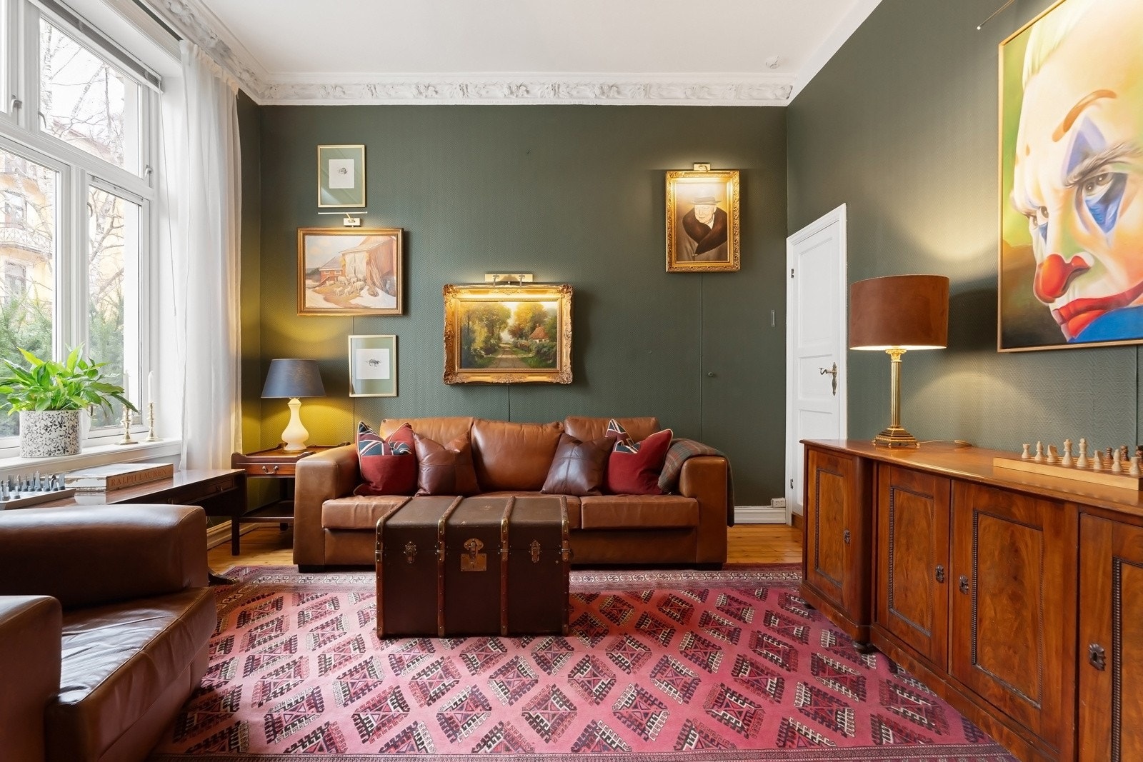 Stuen i første etasje er luftig med adkomst fra spisekjøkkenet via trehvite, tofløyede dører. Galleribilde