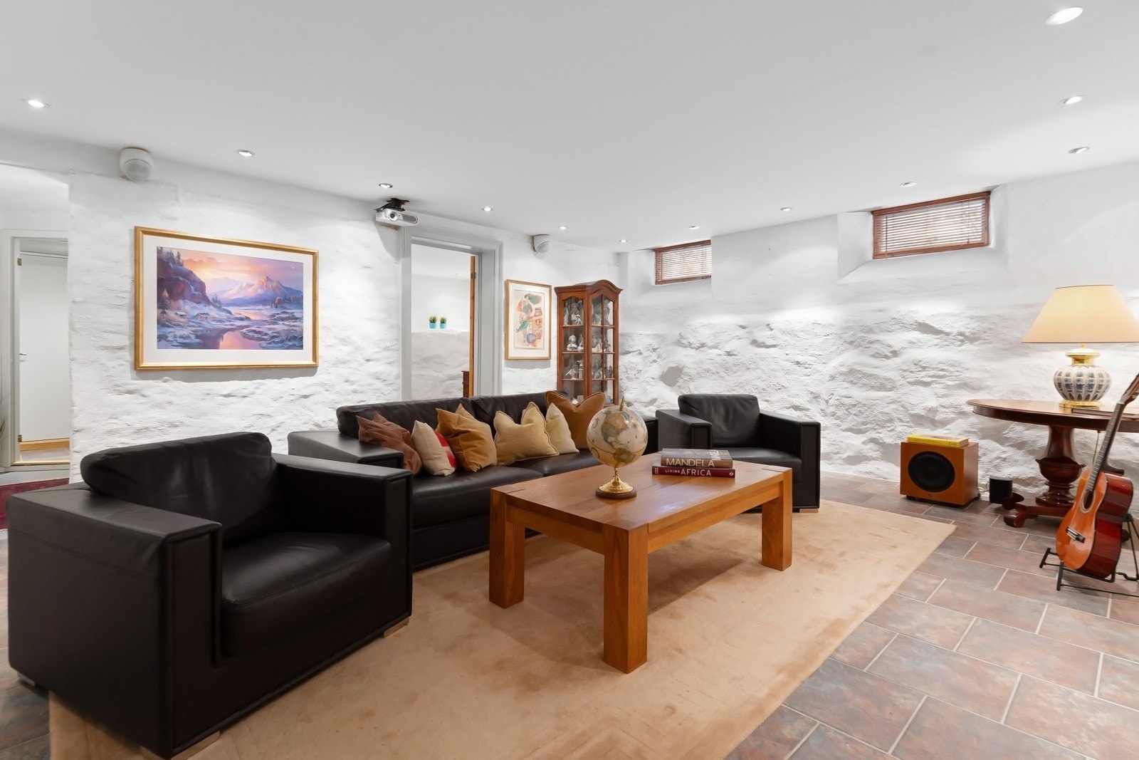 TV-stuen i kjelleren har adkomst fra spisekjøkkenet i første etasje. Galleribilde