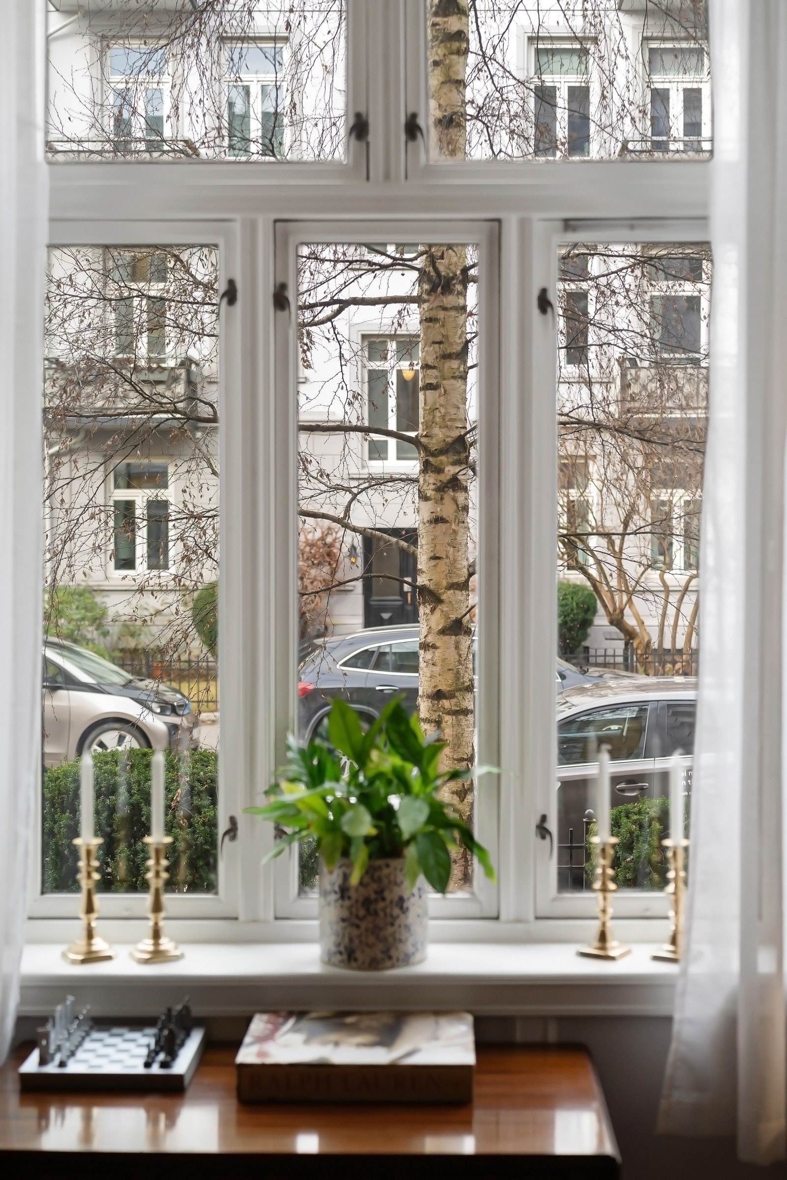 Rommet har tofløyede dører mot entreen og stuen, to store T-postvinduer mot forhagen og en flott takhøyde på ca. 3,2 meter Galleribilde