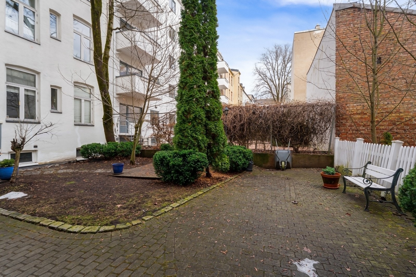 Hyggelig bakgård og forhage. Galleribilde