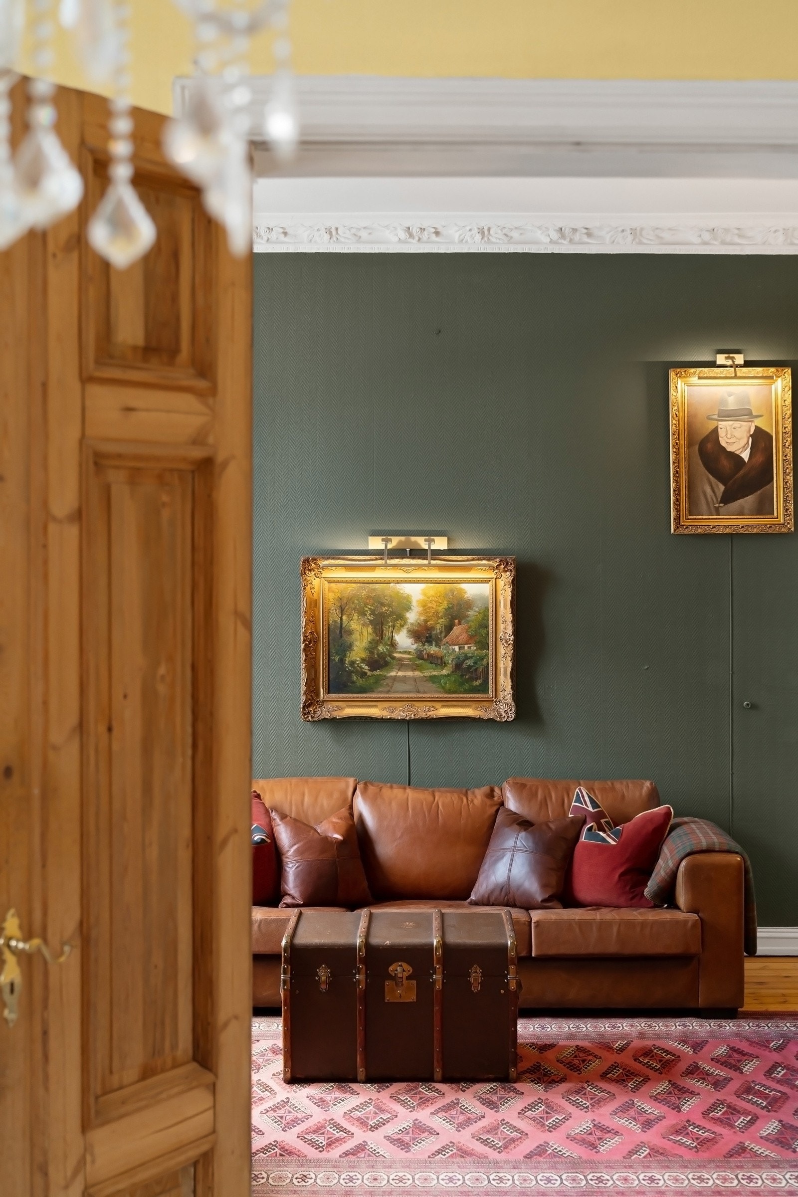 Takhøyde på 3,2 meter med godt bevart stukkatur, rosetter, doble fløydører og store T-postvinduer i rommene mot gaten. Galleribilde