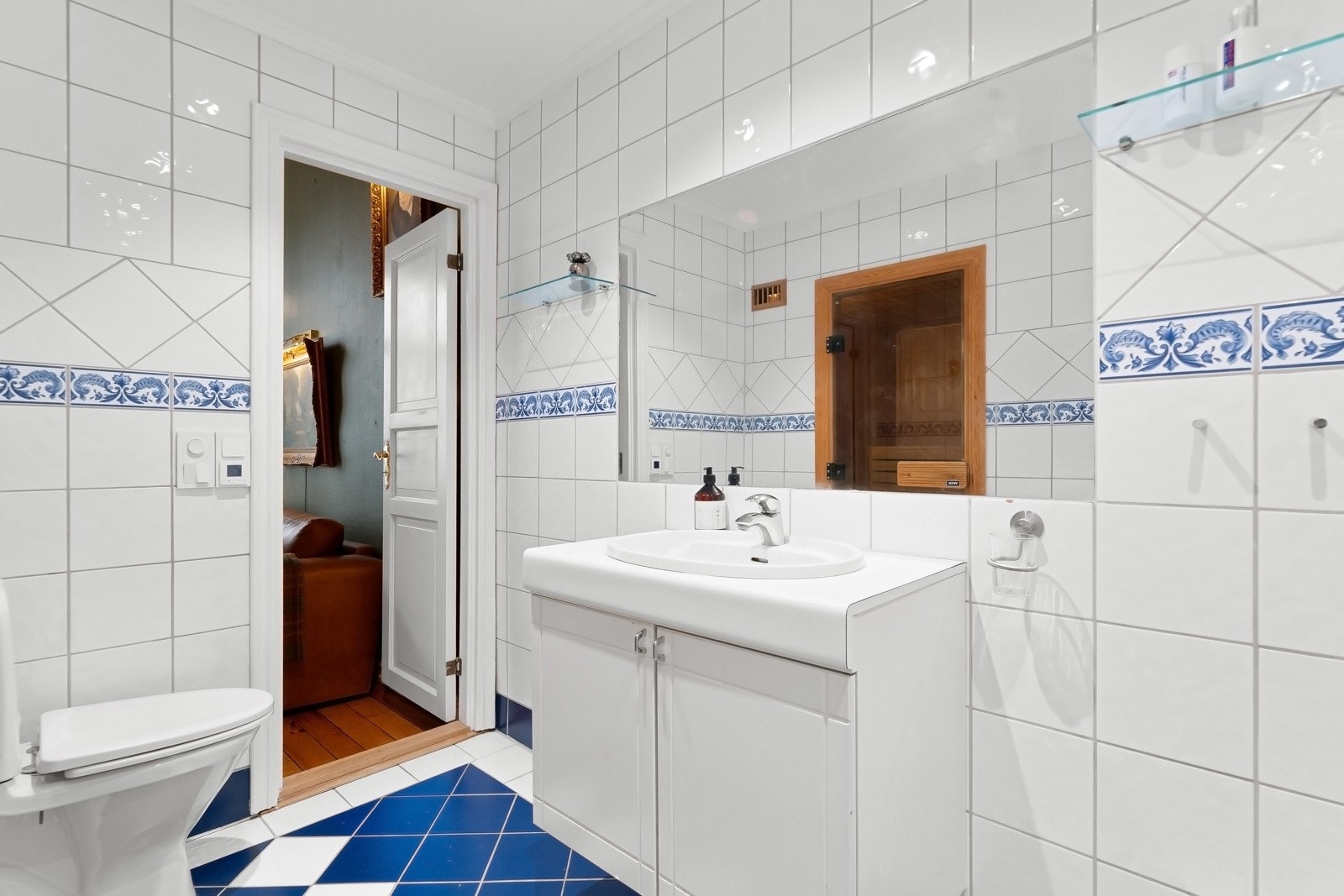 Hovedbadet har inngang fra stuen i første etasje og adkomst videre til badstuen via en dør med sotet glass. Galleribilde