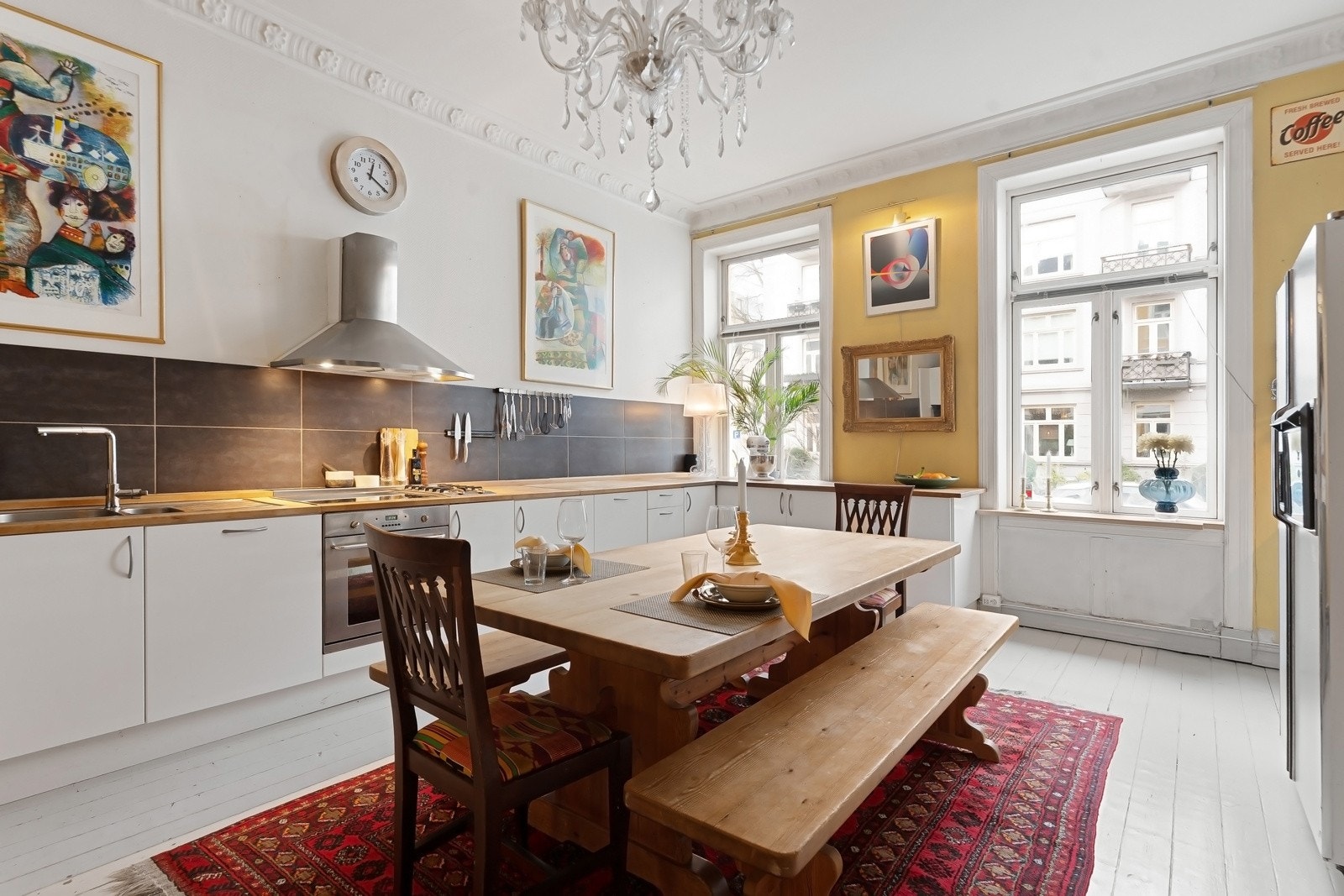 Kjøkkeninnredningen er plassert langs tre sider av rommet og det er god plass til spisebord i midten. Galleribilde