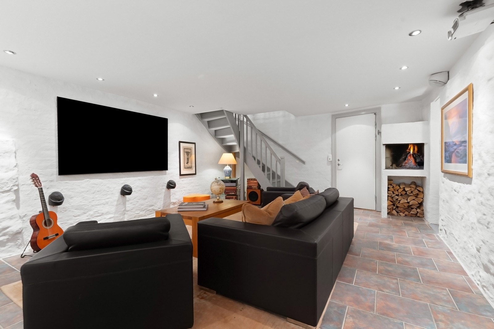 Stuen oppleves som lun og trivelig med flislagt gulv, gulvvarme, lysmalte murvegger med tekstur og glatt, hvitmalt himling med downlights. Galleribilde