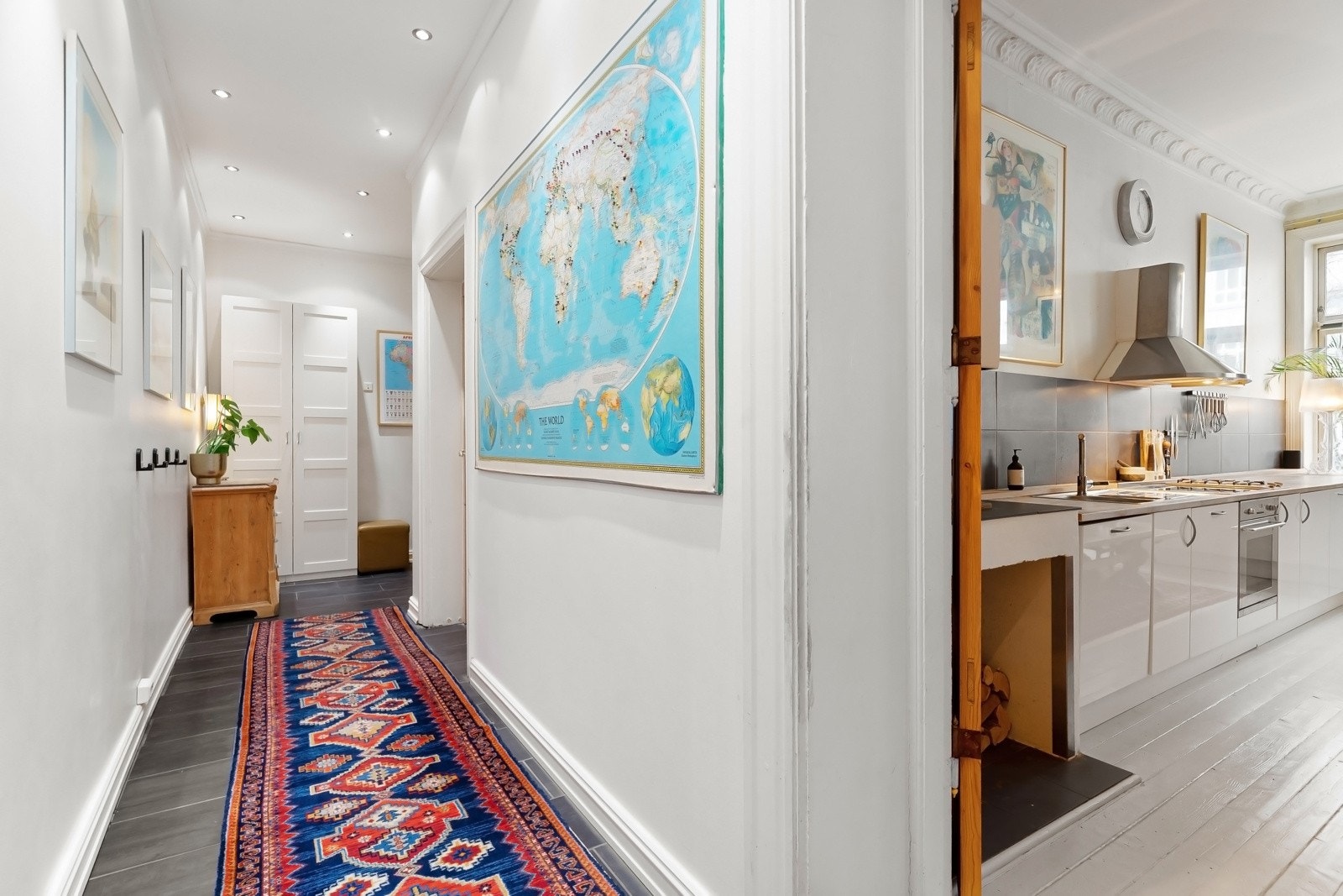 Leiligheten er inndelt i en romslig hoveddel med vinduer vendt mot gaten, en hybel med egen inngang fra baktrapp, samt en kjeller som ble innredet på midten av 90-tallet. Galleribilde