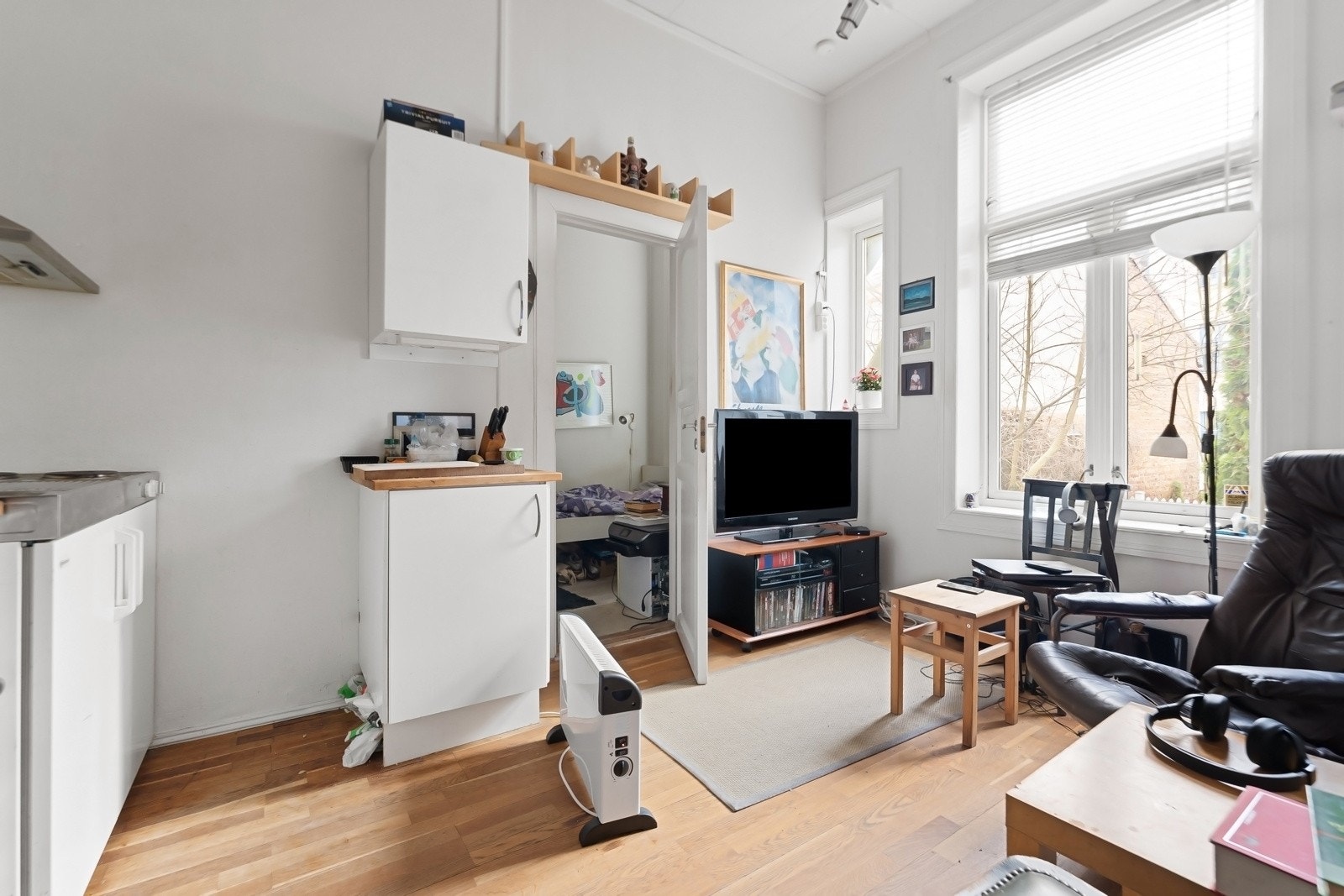 I første etasje er det etablert en hybel med egen inngang via gang tilknyttet baktrappen og hoveddelen. Galleribilde