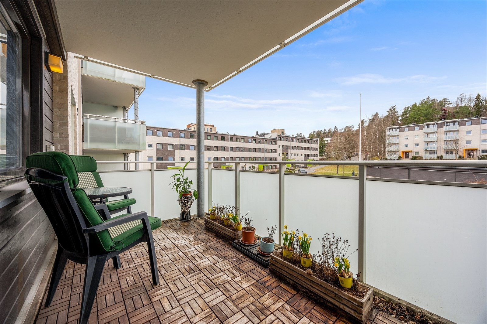 Fin vestvendt balkong på 8 m² med plass til ønsket utemøblement. Galleribilde