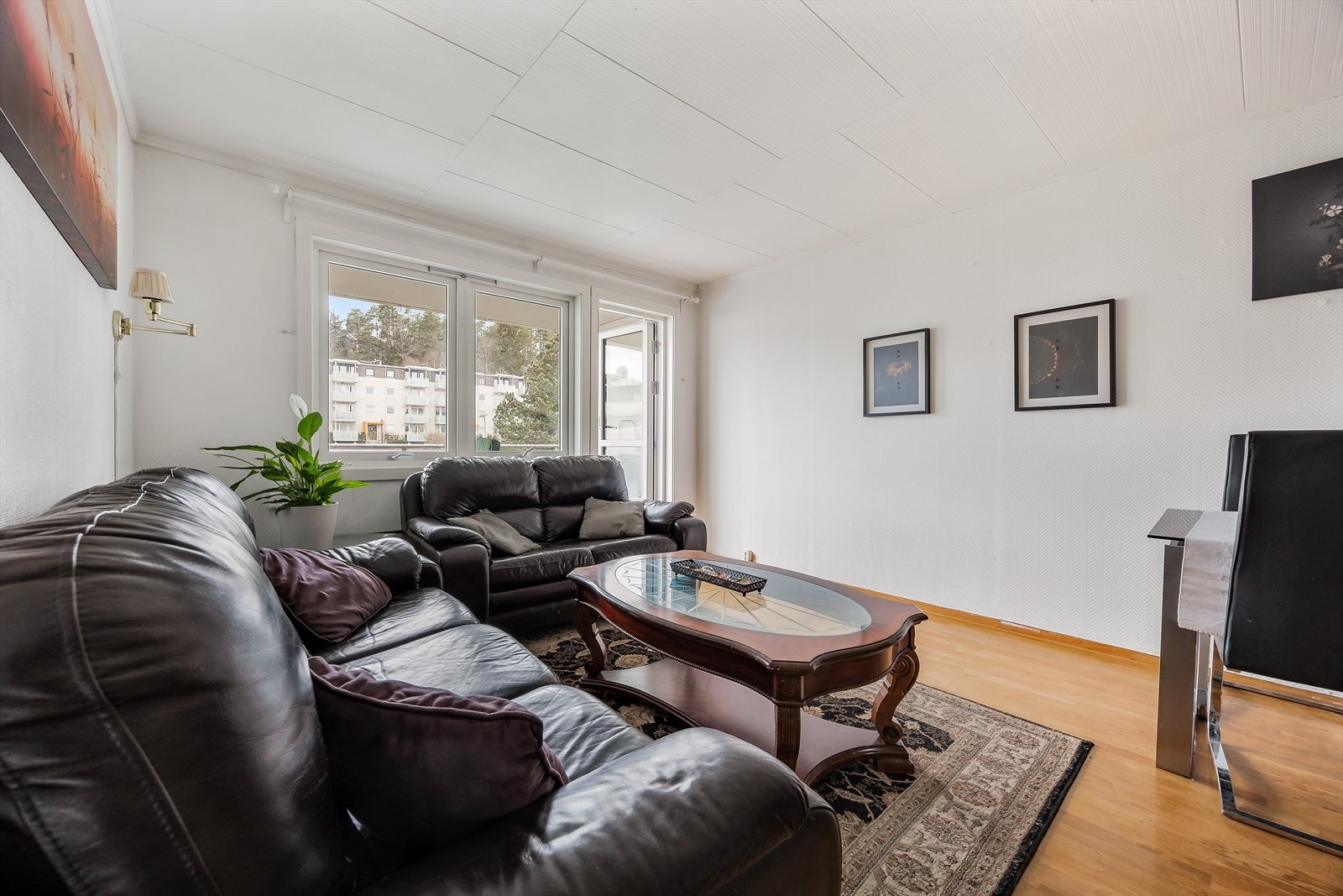 Plass til en sofagruppe, stuebord, spisestue og mediemøbler. Galleribilde