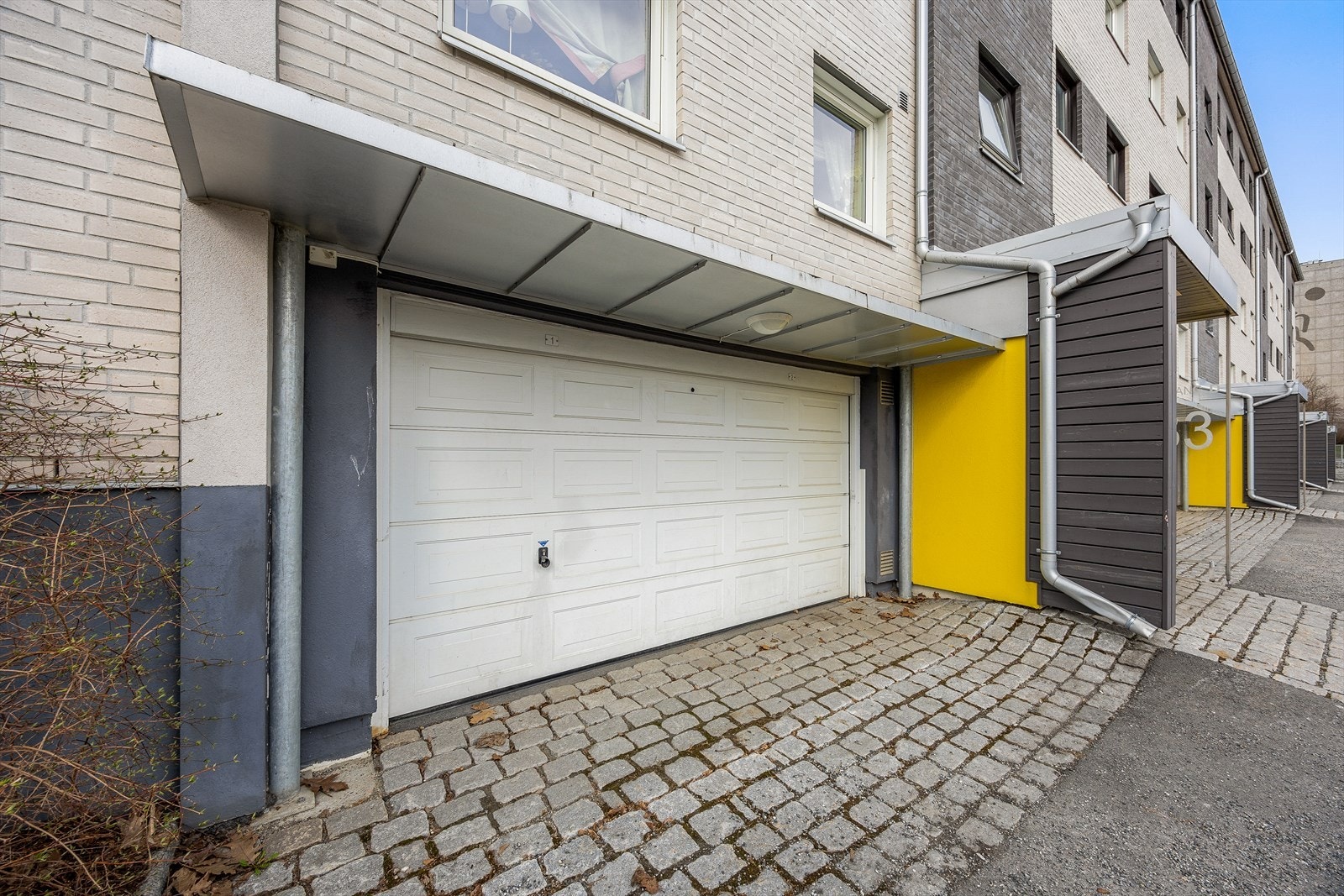 Det kan kjøpes en garasjeplass. Galleribilde