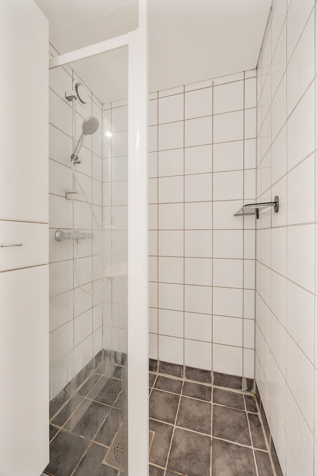 Baderomsinnredningen har dusjnisje. Galleribilde