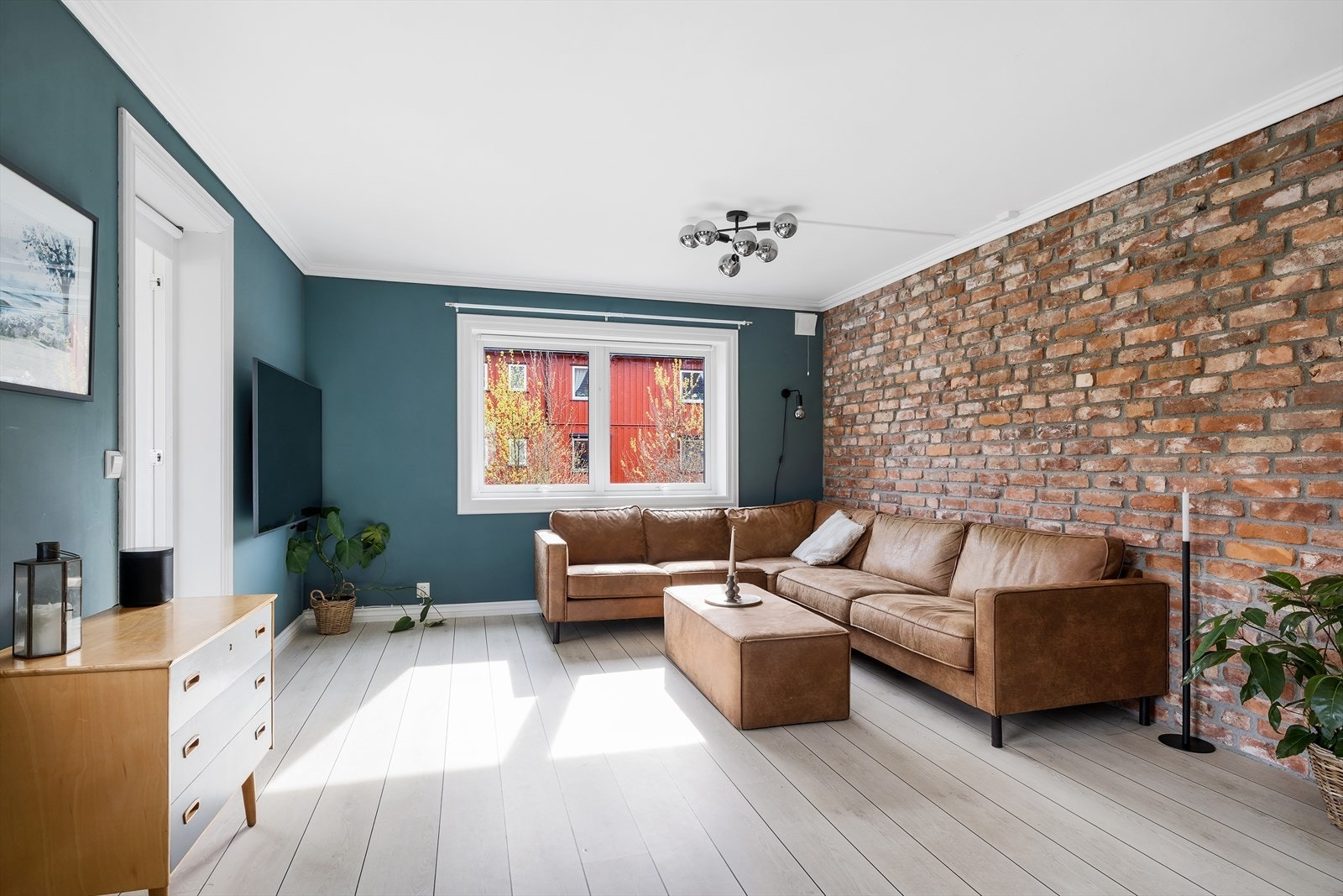 Romslig stue med store vindusflater som slipper inn rikelig med naturlig lys. Galleribilde
