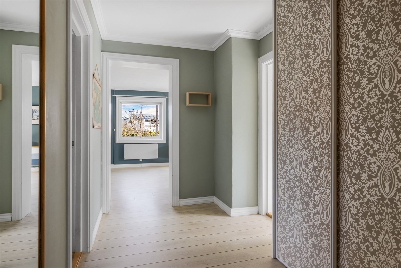 I entréen er det rikelig med oppbevaringsplass til ulike klesartikler i skyvedørsgarderobe Galleribilde