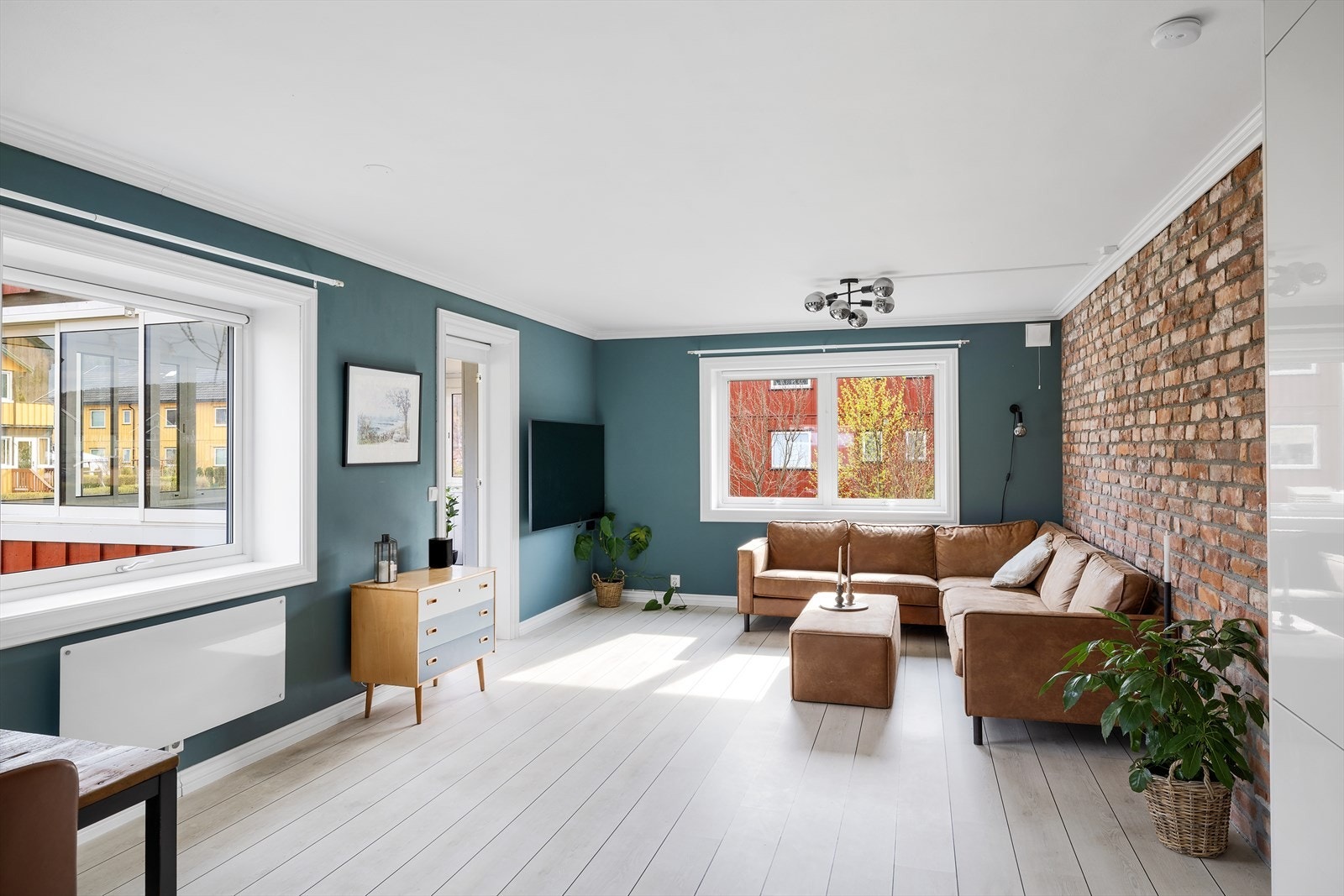 Leiligheten er svært tiltalende med moderne fargevalg og stilig teglsteinsvegg. Galleribilde