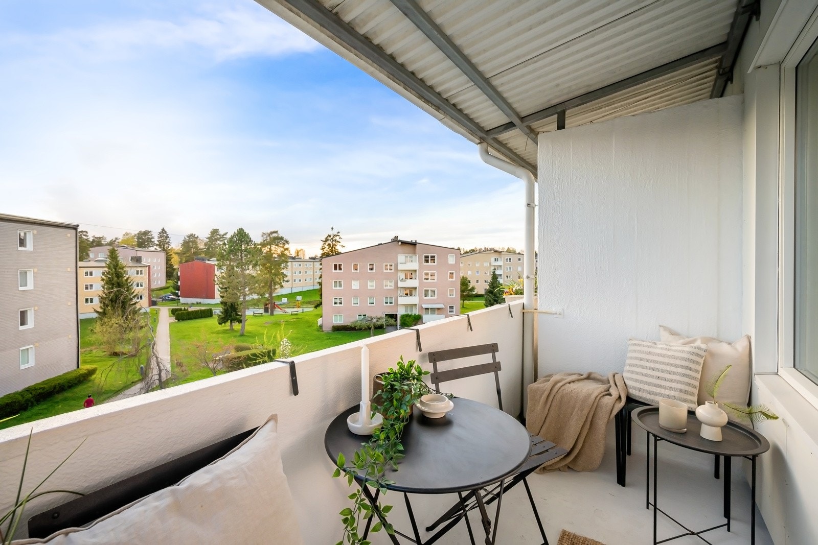 Velkommen til Grusveien 20. En lys og tiltalende 2-roms toppleilighet med vestvendt balkong. Galleribilde