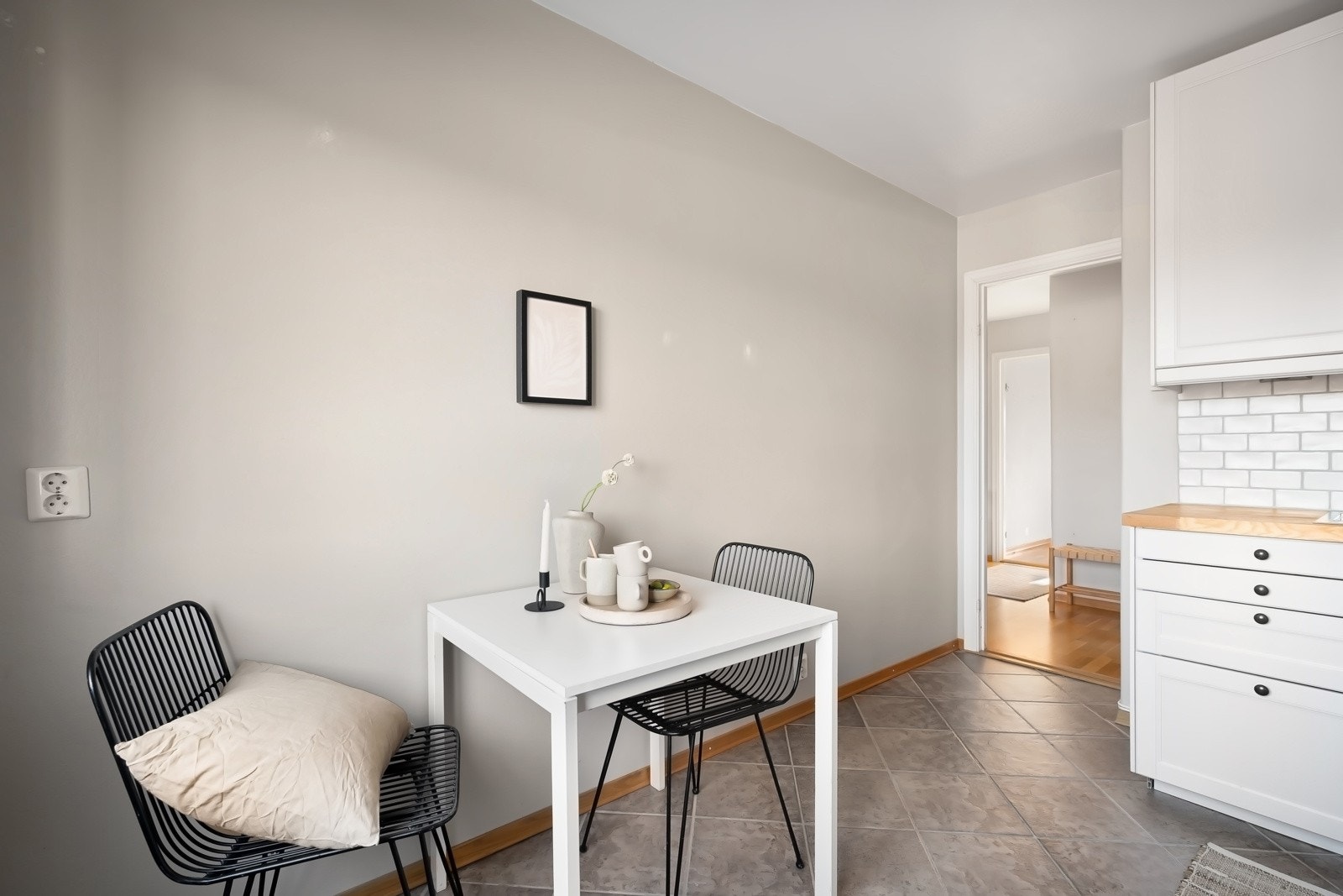 Kjøkkeninnredningen har profilerte fronter og benkeplate i heltre. Galleribilde