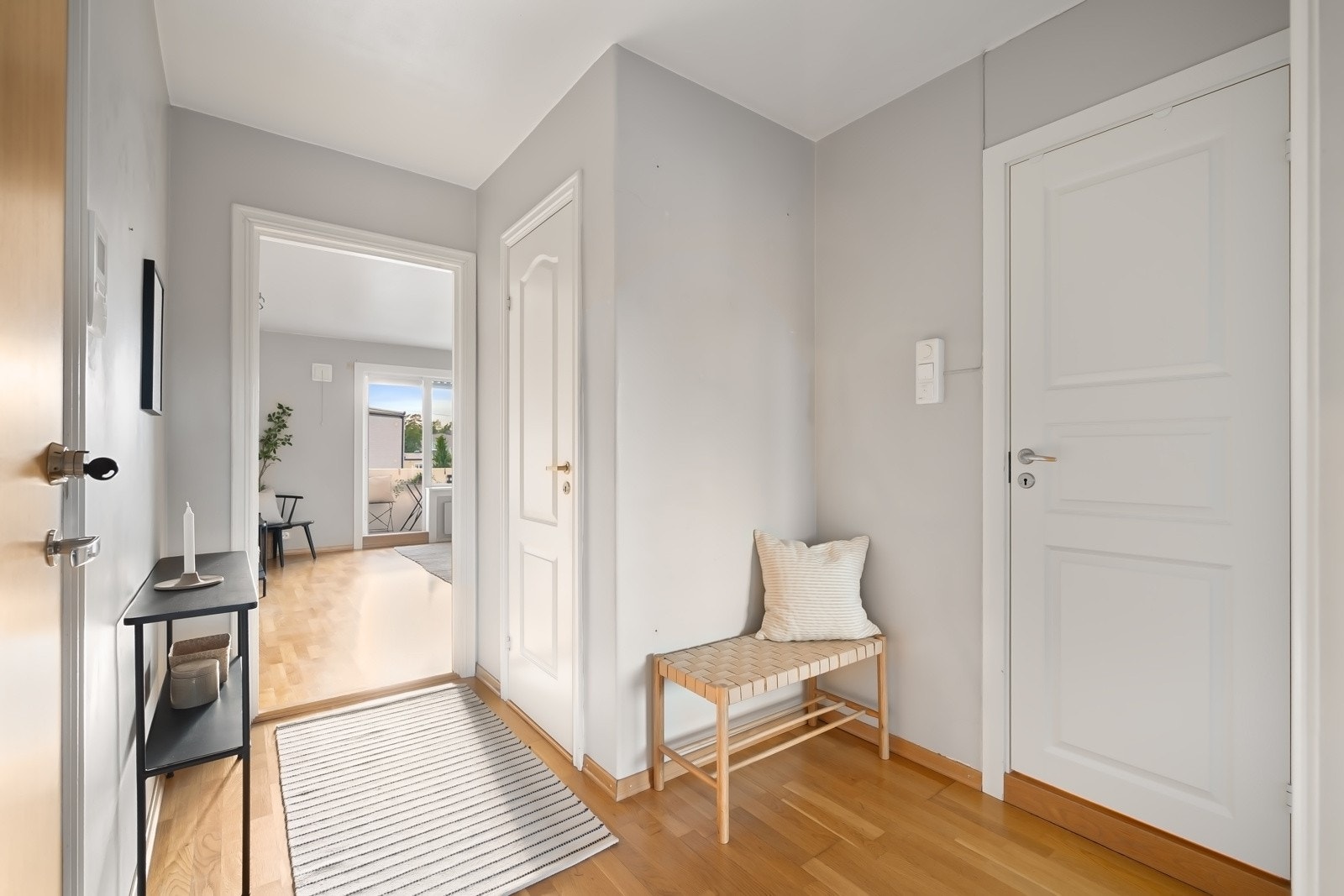 Boligen har en romslig entré som gir et fint skille mellom soverom og stuen. Her er det plass til knaggrekke og skoskap. Galleribilde