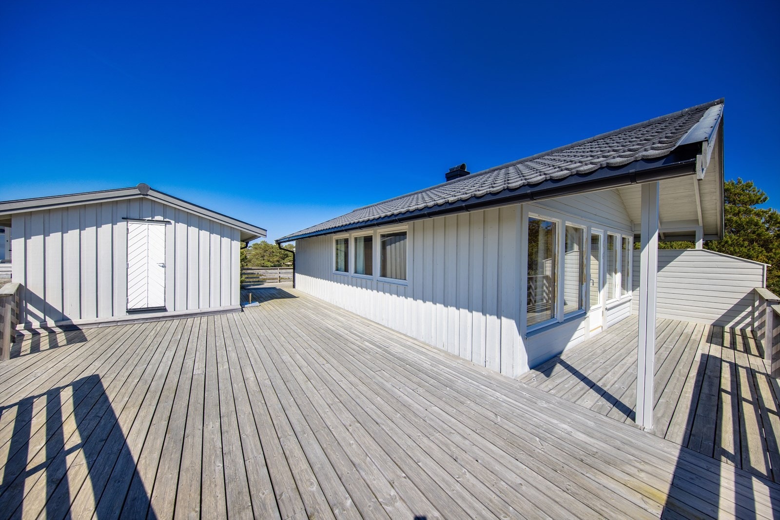 Fritidsboligen fremstår som godt vedlikeholdt og har innlagt vann, avløp og strøm Galleribilde