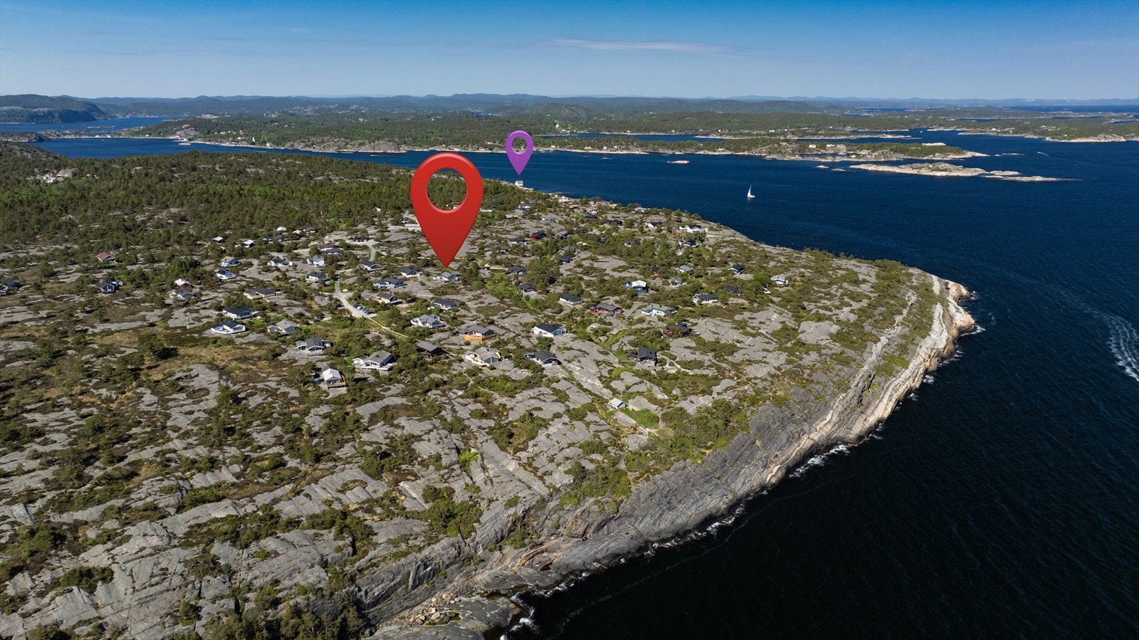 Stien går forbi attraksjoner som Strømtangen fyr. Dette er et idyllisk friområde med blant annet en liten sandstrand. Galleribilde
