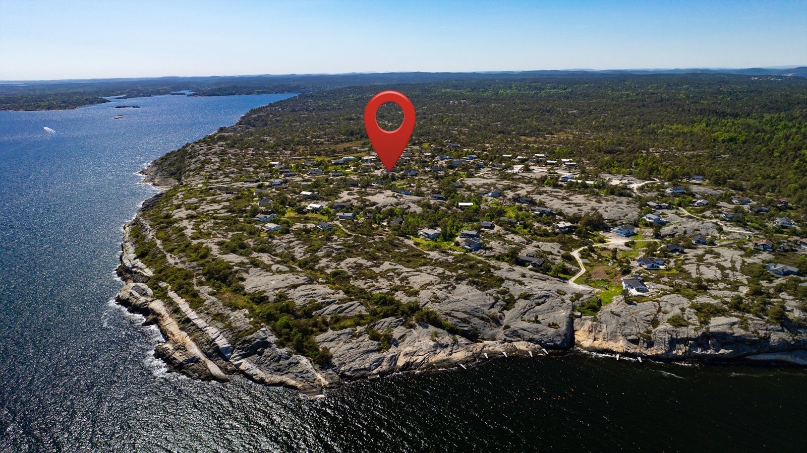 På Levangshalvøya, ei halvøy mellom Kragerøfjorden og havet, finner vi ferieområdet Rapen og Rapetangveien 117. Galleribilde