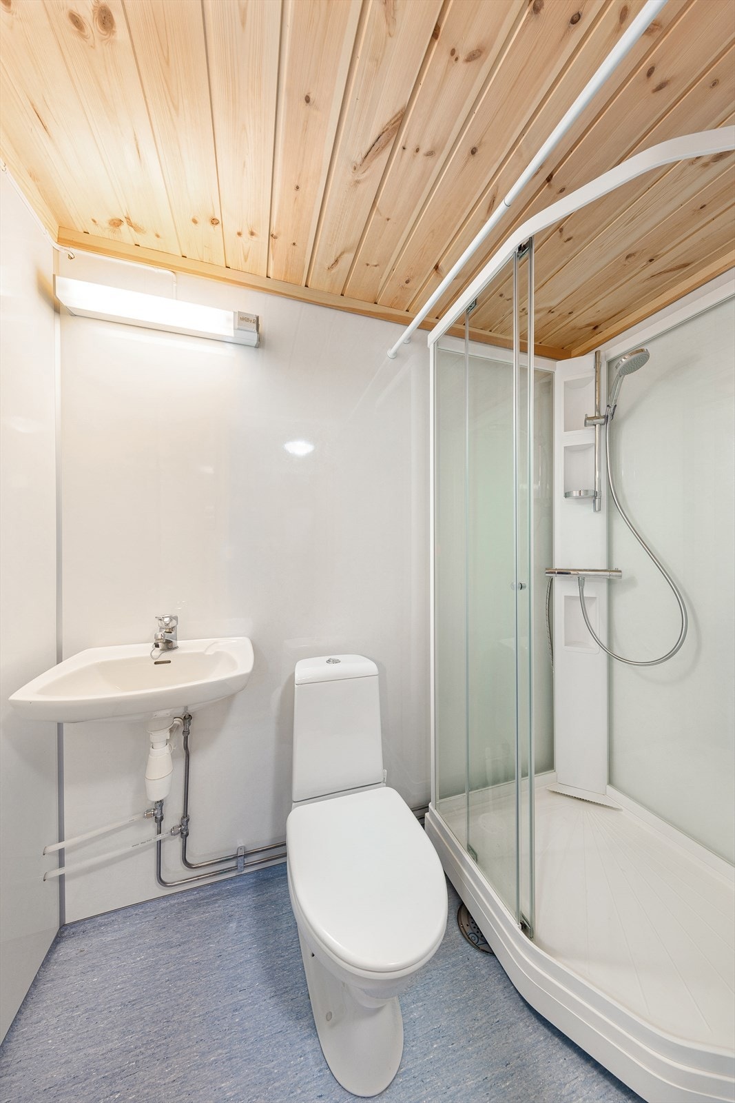 Badet inneholder dusjkabinett, toalett og håndvask. Galleribilde