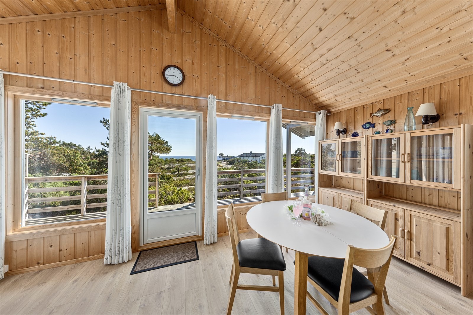 Herfra er det utgang til stor og solrik sør- og vestvendt terrasse, med flott utsikt mot havet. Galleribilde