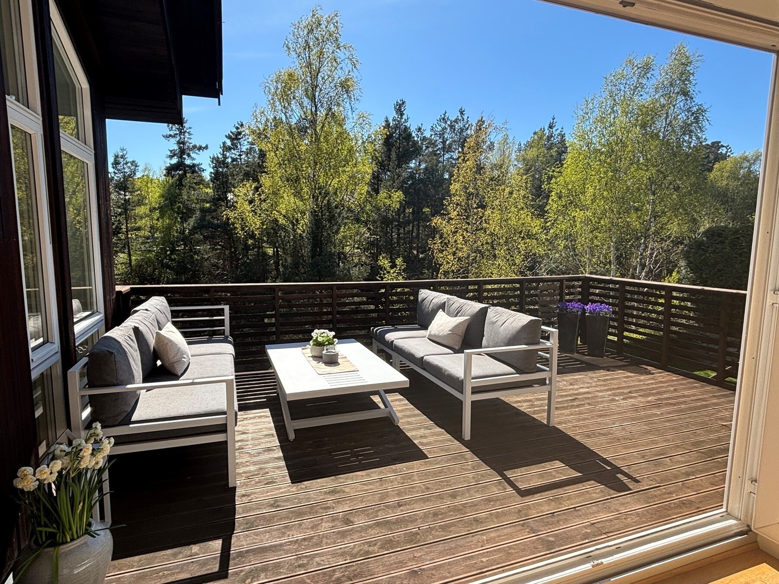 Bilde fra terrassen ut fra stue, tatt i slutten av april. Foto utlånt av eier Galleribilde